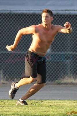 Jensen Ackles gioca a calcio a torso nudo