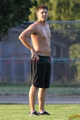 Jensen Ackles gioca a calcio a torso nudo