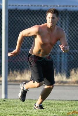 Jensen Ackles gioca a calcio a torso nudo