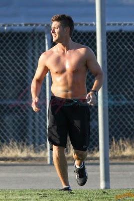 Jensen Ackles gioca a calcio a torso nudo