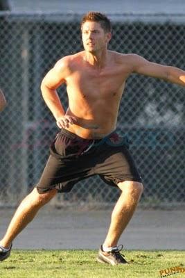 Jensen Ackles gioca a calcio a torso nudo