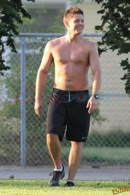 Jensen Ackles gioca a calcio a torso nudo