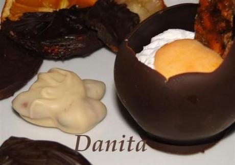 Ovetto di cioccolato con panna e soldatini