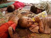 Foto giorno settebre 2010 reza, bambino pakistano, beve biberon circondato mosche