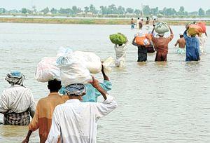 ACCUSE AI POTENTI DEL PAKISTAN CHE HANNO DEVIATO IL CORSO DELL'ACQUA PER IRRIGARE I CAMPI. PORTANDO A 1600 MORTI DURANTE LE ULTIME INONDAZIONI