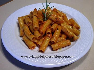 TORTIGLIONI CON SUGO CREMOSO AL ROSMARINO