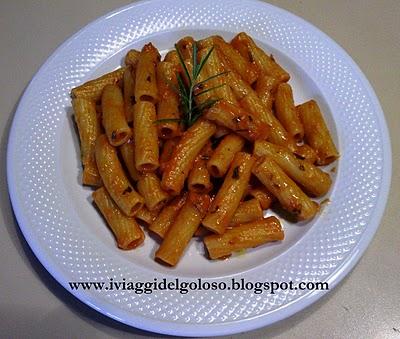 TORTIGLIONI CON SUGO CREMOSO AL ROSMARINO