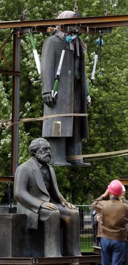 Marx ed Engels fanno spazio alla nuova metro