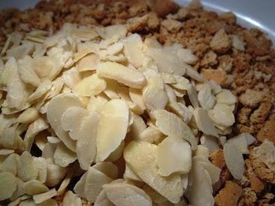 Marmellata di pesche, amaretti e mandorle e.....Crostatina