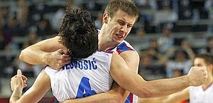 Velickovic abbraccia Teodosic dopo la tripla decisiva. Reuters