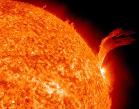 plasma forte eruzione sul sole