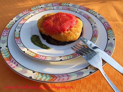 Millefoglie di melanzane, con mozzarella di bufala, pomodoro e pesto