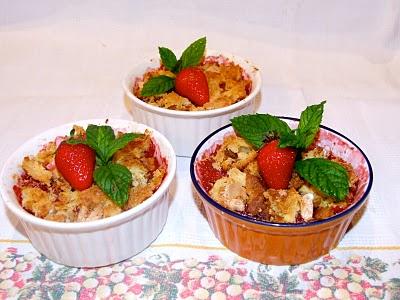 Crumble di colomba alle  fragole e cioccolato bianco