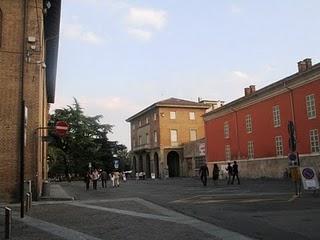 Fidenza: Piazza Verdi e l'ingresso all'ex-palazzo SS. Giovanni
