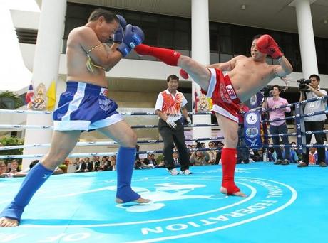 Thailandia, kickboxing tra i senatori in Parlamento