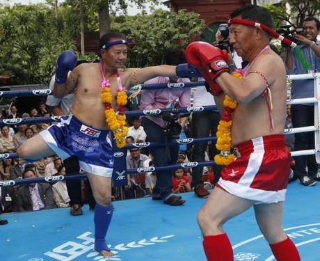 Thailandia, kickboxing tra i senatori in Parlamento