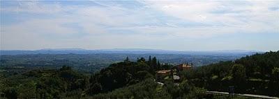 pensieri davanti un cielo azzurro