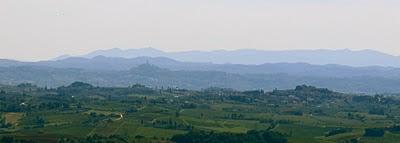 pensieri davanti un cielo azzurro