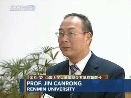 Il prof. Jin Canrong durante un'apparizione televisiva