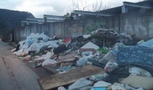 Napoli: La strada-discarica è a soli due chilometri dallo Stadio San Paolo.