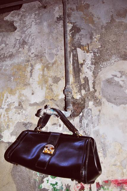 Per i vicoli con la mia nuova borsa / On the alley with my new bag