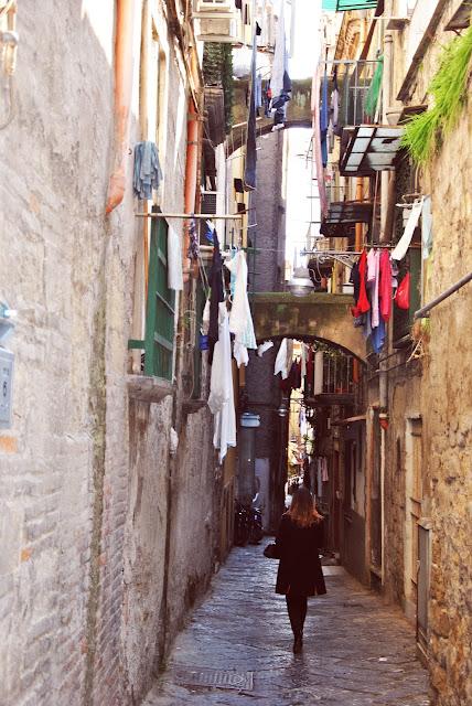 Per i vicoli con la mia nuova borsa / On the alley with my new bag