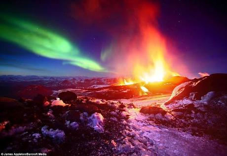 Spettacolare eruzione fra neve, lava e aurora boreale!