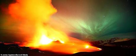 Spettacolare eruzione fra neve, lava e aurora boreale!