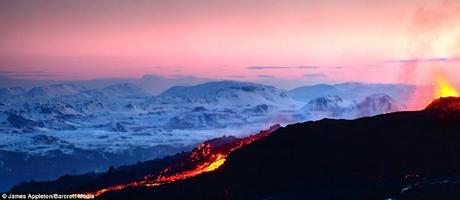 Spettacolare eruzione fra neve, lava e aurora boreale!