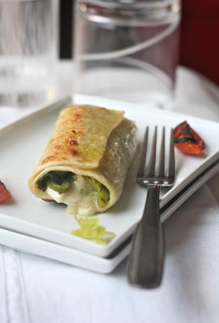 Cannoli di pasta povera con broccoletti e bufala