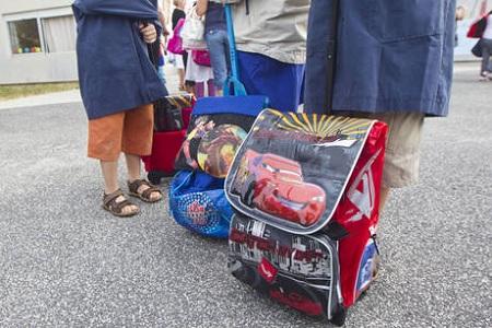 bibmi e cartelle scuola elem. Schiaffi e pugni ai bimbi, arrestata una “maestra” 