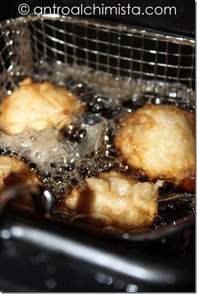 Frittelle alla ricotta con scaglie di cioccolato e rum 1