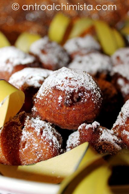 Frittelle di Ricotta con Scaglie di Cioccolato e Rum