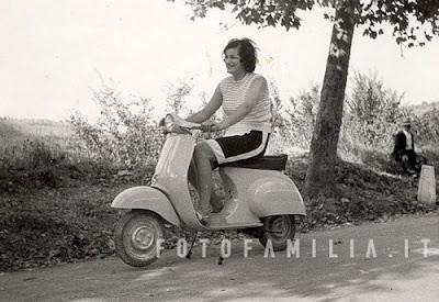 Foto di famiglia ... in Vespa e Lambretta