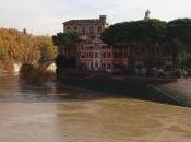 Crime News Roma: curiosi lungo ponte Garibaldi guardare cadavere galleggiare Tevere