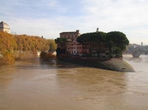 Crime News – Roma: curiosi lungo il ponte Garibaldi per guardare cadavere galleggiare nel Tevere