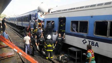 Treno non si ferma in stazione a Buenos Aires e finisce sulla banchina: decine di morti, 550 feriti, passeggeri ancora intrappolati nelle carrozze