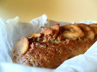 BANANA BREAD CON NOCI, FAVA TONKA E CHIPS DI BANANA...