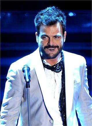 FRANCESCO RENGA TAGLIO DI CAPELLI A SANREMO 2012 LOOK ABITO ELEGANTE