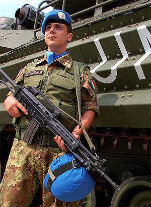 English: A soldier from the Italian Army stand...