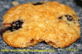 Biscotti con mirtilli e cioccolato bianco senza uova