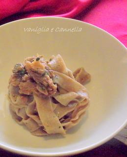 Tagliatelle al vino rosso con aringa affumicata