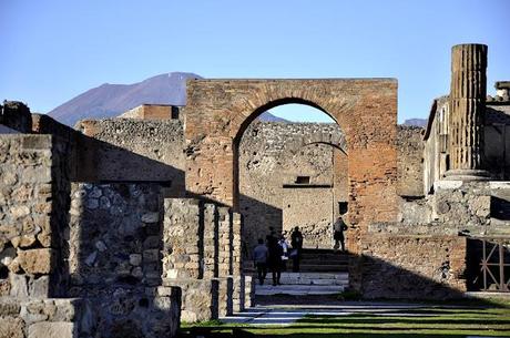 Pompei; foto del Tempio di Giove e Arco Onorario