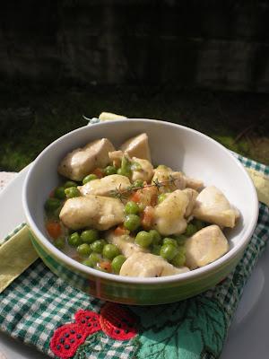 Bocconcini di Pollo piselli e carote al timo