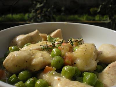 Bocconcini di Pollo piselli e carote al timo