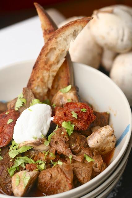 Stufato di manzo con funghi e chorizo