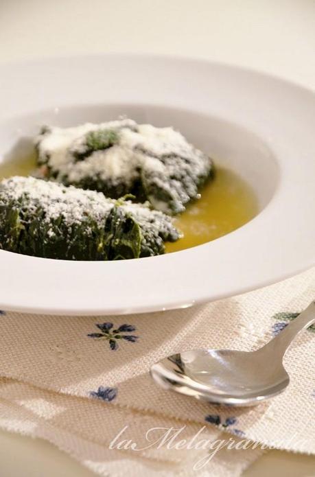 Foglie di cavolo nero ripiene in brodo