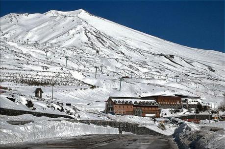 Liberata la strada dalla neve, i turisti bloccati sono scesi dall'Etna
