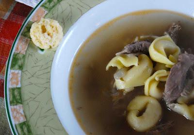 Tortellini in brodo di carne coccolosi e croccanti