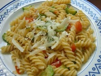 Fusilli con zucchine, pomodorini e ricotta salata